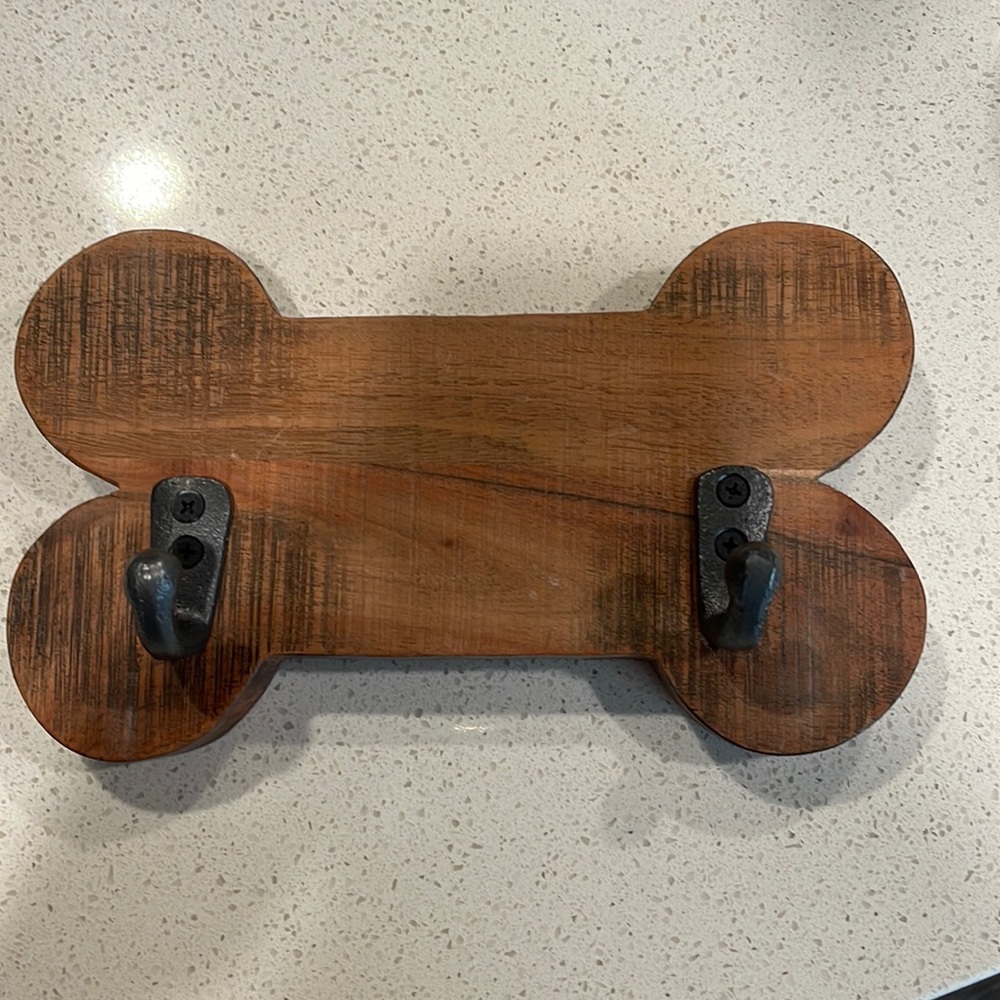Dog leash holder wall hanger